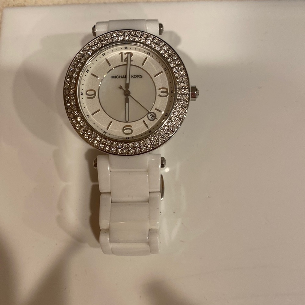 Michael Kors watch White ceramic needs battery 
6.5 “ wrist